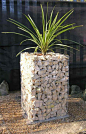 jardinière haute en gabion rempli de pierre concassée blanche