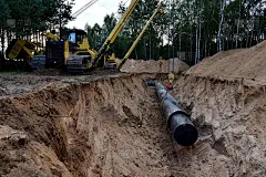 天然气管道建设。在地下挖沟敷设输油管。石化工业的概念。精炼原油