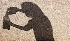 泼水的孩子的影子