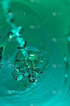 绿色的水溅