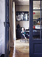 #好设计共欣赏# 巴黎四口之家的甜蜜生活。白色为底配上黑色灰色 看起来大气简约。墙上的艺术人像和抽象画为屋子又增添了一份艺术气息。很棒的设计感 ​​​​