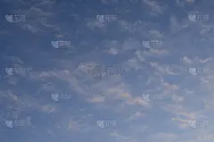 夕阳在夏日的南方天空中点缀着水彩般的小彩云