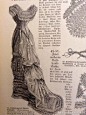                                                                                                                         #设计资料# #维多利亚时代# #19th-Century Fashion#1873-1889巴斯尔时期复杂的裙摆这时英国正处于维多利亚王朝的最盛期，随着纺织工业高速发展，织物品种越来越丰富，多种面料相互拼接配搭成了新的时尚。也有人称这时的女性服装为“室内装饰业者”，因