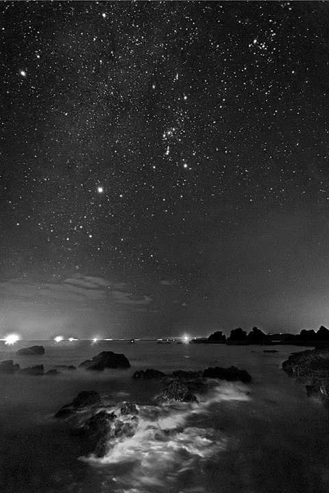 图片中可能有：天空、夜晚、云、户外和大自...