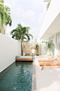 Piscina grande com área gourmet