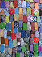 美国Lynn Lunger是一位手工艺术家，她的作品非常漂亮，利用色彩丰富的软陶，印上树叶或花草的纹路，有时包裹上透明有光泽的树脂或亚克力。特别的是这些饰品像砖头一样简单而厚重的形状，看起来很端庄复古。最美的是将五颜六色的坯料摆在一起，让我联想到童话城堡中铺满彩石，通向美丽公主房门的小路。@北坤人素材