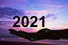 手提供2021年数字，海滩日落背景，新年和节日贺卡