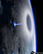 [cp]国际空间站捕捉到的一种奇异的“颠倒闪电”：被称为“blue jet”的闪电从雷雨云层直冲向大气平流层。 ​​​[/cp]