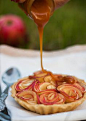Tartelettes aux pommes façon bouquet de roses, au caramel au beurre salé.
