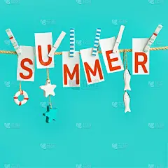 白色的纸片和文字点缀着夏日与大海的生活方式。夏天的概念