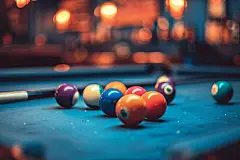 悠闲的台球俱乐部中台球摄影图片