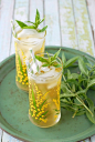 (Via: happyvibes-healthylives.tumblr.com) Lemongrass-Lavender Green Sun Tea