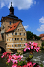 Bamberg's Old Town, Germany。德国班贝格。千年古城班贝格是拜仁州位于雷格尼茨河畔的一个风景如画的小城市，是历史上重要的教会和首都城市。得益于其在宗教中的重要地位使得班贝格所有建筑都能在两次世界大战中免于战火之灾。班贝格是欧洲规模最大、保存最完好的旧城群体之一，是中世纪早期城市样貌的典型代表，拥有2000多处文物古迹，城内半木结构的房舍错落有致，沿Regnitz河的民居相当有特色，被称为小威尼斯。1993年联合国教科文组织将班贝格选入世界文化遗产名录。班贝格内城被雷格尼茨河一分为二