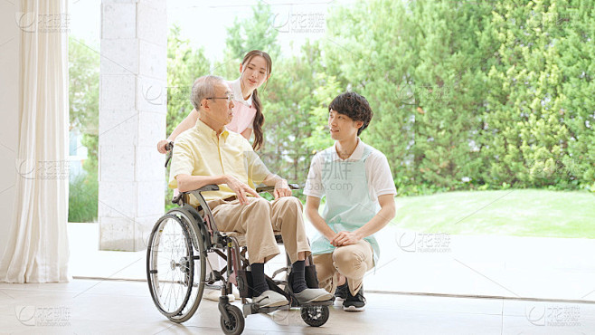 养老院老人和年轻的照顾者的画像