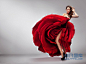 舞动玫瑰花似的裙摆的美女舞娘高清图片素材下载-非凡图库