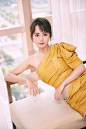 张嘉倪超话 身着鹅黄色皮质连衣裙的她身材姣好，半露香肩尽显优雅风情。