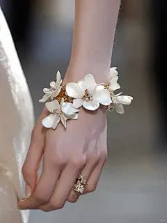 秀场细节｜Nina Ricci 2010春夏白玉兰 - 小红书