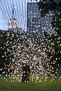 9月11日，美国艺术家Jim Campbell 在香港中环展出他的灯光装置作品《散落的灯》，这件作品由2000只LED灯组成，在夜幕下观看，“流光拽影”，像是漫天繁星降落在人间。展览时间为9月11日-10月1日。