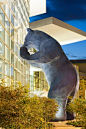 我喜欢称他为大蓝熊或“Bluey”......看着丹佛会议中心窗户的熊实际上被艺术家Lawrence Argent称为“我明白你的意思”