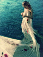 在海边穿着简易的婚纱 与大海融为一片 有一种生活在大海的美人鱼的感觉