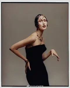 #FD Magazine# L'Officiel Brasil November 2019 巴西版《时装》Anna Cleveland登封，似油画中走出的人物，复古优雅的妆容和服饰，时尚感与复古风完美契合。 ​​​​