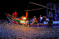 【硫璜火祭捕鱼仪式】
由摄影师Hung-Hsiu Shih拍摄，台湾的渔民正在举行一年一度的“硫璜火祭捕鱼仪式”，这种独特的仪式在当地代代相传。该照片获得2011年国家地理摄影大赛地方类荣誉奖。