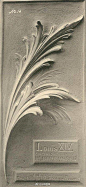 “阿堪萨斯”（acanthus）的花纹，在西方装饰艺术中常常用到一个图案，带着叶片的形状，卷曲而柔美的线条，至今仍是众多艺术家的宠儿。 ​​​​