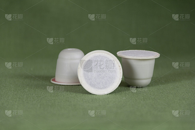 三个可堆肥的咖啡胶囊
