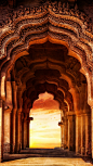 三百年来、无论城市面貌任何变化，泰姬陵都像镶嵌在城市中的明珠一般，散发着璀璨夺目的光芒。典雅大气的造型、完美对称的结构，精美绝伦的雕刻花纹，成就了这座美得令人落泪的建筑。——泰姬陵#印度