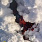 #每日一图# 上世纪80年代以来，夏威夷的基拉韦厄火山就一直处于喷发状态。今年夏天，它的喷发变得更加猛烈，摧毁了数百座房屋，并以每小时40公里的速度喷出岩浆。这样的速度足以将岛屿的大陆规模向海面延伸近2公里远。O网页链接 ​​​​