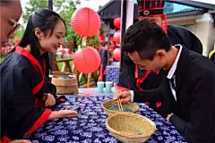 宜宾这个地方，买东西竟然只收铜钱，这是要宜宾人穿越当古人？！ : 宜宾人期盼的中秋节来啦，咋个耍呢，来这个地方撒，好吃好喝又好玩儿~发现没有，我们天生就自带古韵哈，仅仅是换身衣服，一秒就穿越了~小妹妹可爱啊，好似嫦娥姐姐的小白兔~港腾·邻里城，提供服装，让大家尽情穿越，...