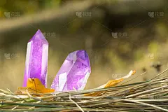 一个大的透明神秘在上雕琢平面的彩色紫丁香紫水晶，玉髓自然模糊的背景特写。奇妙的皇家尺寸的矿物石英为设