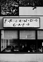 “Friend's Cafe”店面的黑白镜头