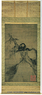 南宋-法常-松猿图（有书画 中国书画博物馆 www.youshuhua.com）：松猿图和《鹤图》、《观音图》为三幅一套，此为右轴画。画中子母猿居于古松之上，猿与松的横斜交叉恰好平衡，且与中轴相连。笔法粗犷放达，猿周身浓黑、面部作白，五官用焦墨简点，近似符号，以浓墨画猿骨干、脚爪，后用笔擦之，质感很强。以“蔗渣草结”笔法写松干枝枝叶，不拘一格、生动泼辣。构图颇具匠心，松干由近及远，直插天空。附枝短杈，使空间分割多样。