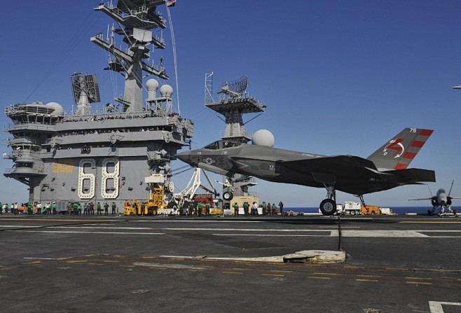 F-35C首次在航母上拦阻着舰