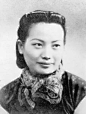 王映霞（1908-2000年），女，中国浙江杭州人，当年“杭州第一美人”。王映霞一生中的两次婚事都轰动全城。1928年2月，她与郁达夫在杭州西子湖畔大旅社举行婚礼，那一年，她20岁，郁达夫32岁。多年后离婚。