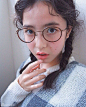 13岁日法混血模特海量美照 笑容甜美表情无辜 : 她擅长拍写真照，卷曲长发任意散落，水汪汪大眼睛格外诱人，嘟嘴表情更是无辜。