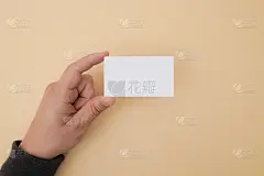 男士手持白色名片，背景为黄色