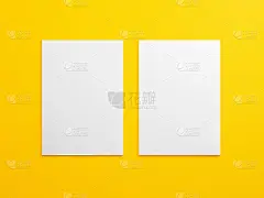 空白A4宣传册模型上亮黄色的背景纹理。空白现实的白色两个垂直纸模板与阴影模型，信笺和演示设计。3 d