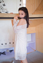 温柔甜美粉嫩白皙美女性感低胸白裙穿着喝牛奶吃早餐诱惑写真照片 - 搜优图片网