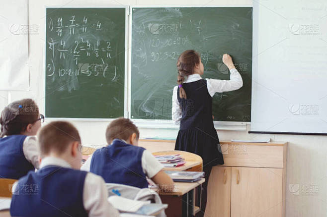 上课时学生在教室里.