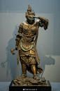 木雕 十二神将立像（戌神） 镰仓时代。十二尊神将原本为京都净琉璃寺旧藏，明治时代流失寺外，现在东京国立博物馆藏有5尊，静嘉堂文库藏有7尊，最近在静嘉堂文库所藏亥神头部内发现有安贞2年（1228年） 的纪年。推测为庆派佛师的作品 ​​​​