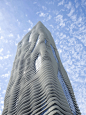 Aqua Tower“千层饼”白色水塔高楼大厦-大楼位于芝加哥，整栋建筑采用遮阳，清晰，低辐射玻璃-共82层和超过190万平方英尺，配套设施有酒店，公寓，停车场，办公室，每间公寓都带露台，最有特色的是外墙形独特起伏的地板，类似千层饼塔。封面大图
