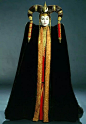【电影《星球大战》系列华丽精致的衣服都穿在了耐塔里波特曼扮演的Amidala女王身上，太漂亮了】