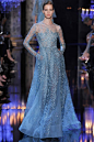 Elie Saab Fall 2014 Couture。不论是长袖公主礼服，还是鸡尾酒裙或者是更为干练的女士套装裙等，珍珠始终都贯穿其中，还可以起到调整整体比例的附带效果。幻般的花朵也是艾莉·萨博一直保持不变的特色，这一季的花朵元素也被赋予了色彩的魔法，在渐变的色彩主题下显得更有层次感，而那些花朵的立体刺绣工艺也更是令艾莉·萨博女裙充满了梦幻而高雅的奢华之风。