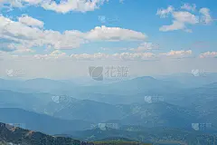 在蓝色多云的天空下的地平线上的岩石脊。山谷旅行。探险旅游、旅游保护理念。