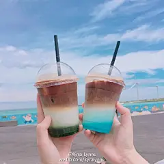 韩国济州岛海边的一家咖啡馆推出了渐变色的海洋拿铁，感觉像是把大海和蓝天装进了杯子里。看着海景喝着美貌的拿铁，想象着都觉得很美好 
地址也给大家找好啦。쪼끌락 cafe： Jeju，구좌읍 김녕로21길 21，1223-20。