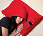 自带收纳袋的枕头，可以收纳你的手机或者MP3，而且因为套住了头，更能防止你睡着睡着就落枕。。。。