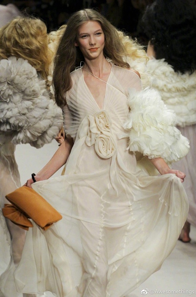 16岁的karliekloss在2008年soniarykiel春夏秀场简直美如画赤脚小仙女