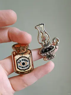 【宣】女巫集会二车 欧美无属性金属徽章 - 小红书